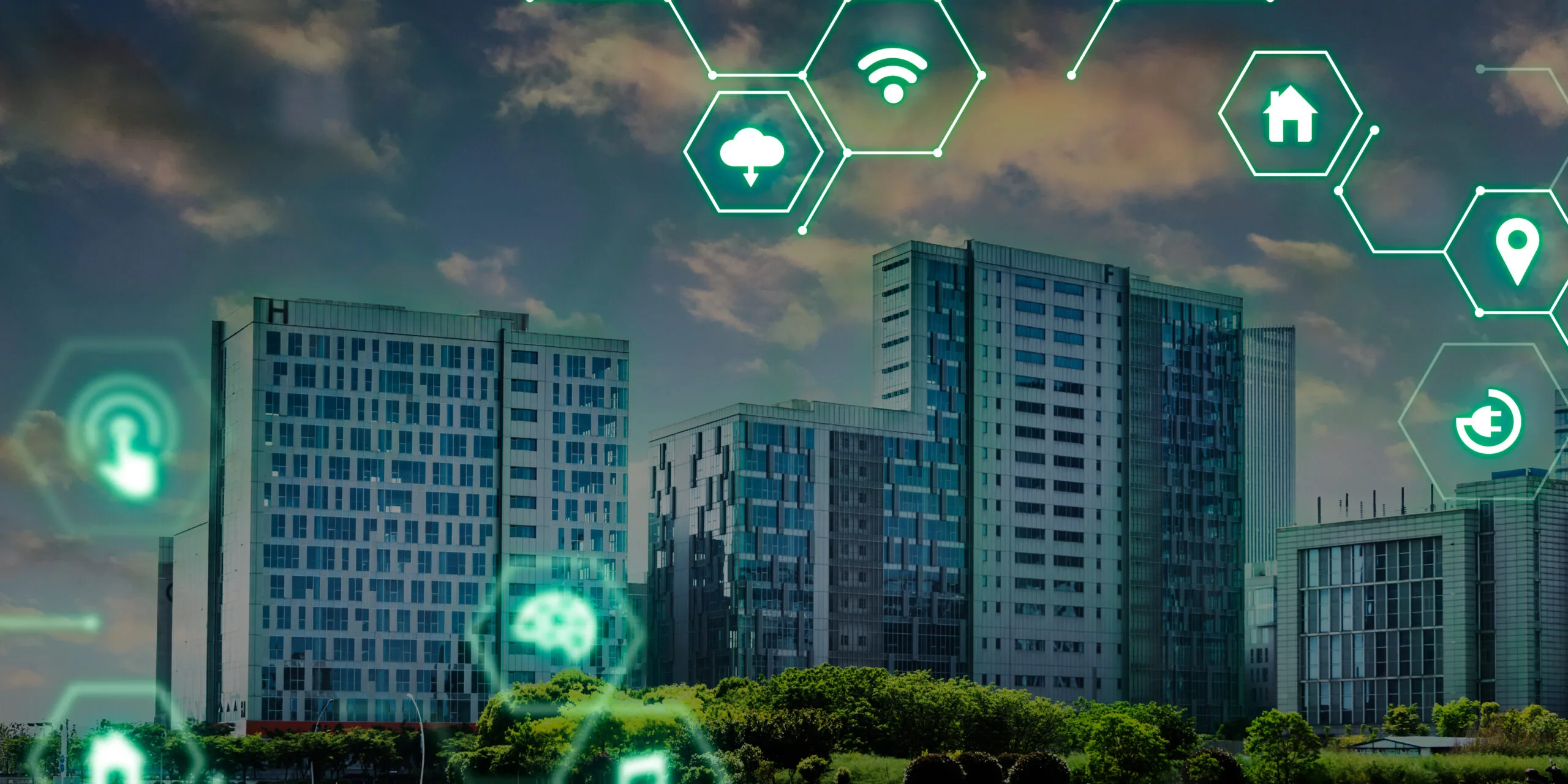 Ciudad moderna con edificios de ventanales y paneles solares, un parque urbano con áreas verdes y hexágonos azules iluminados superpuestos que muestran iconos de nube, wifi, touch, conexión y cerebro.